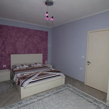 Elton's * Pogradec